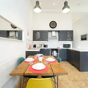 https://spacious-2-bedroom-leeds-city-centre-apartment.yorkshirehotels.net